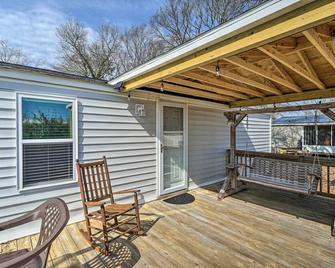Peaceful Supply House about 2 Mi to Holden Beach! - Supply - Balcón