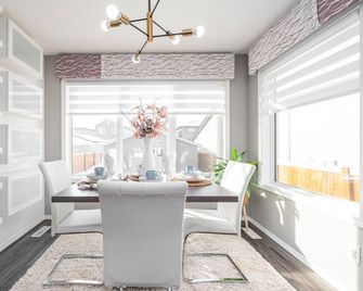 Modern house in trendy location in South Winnipeg-Bridgwater Area - Winnipeg - Restaurant