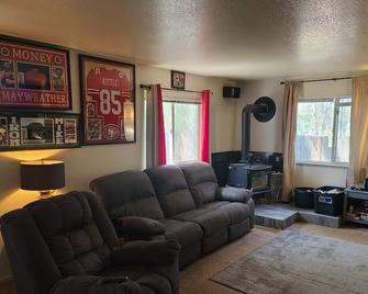 4 bedroom 2 bath house with fenced yard. close to downtown and U of I - Moscow - Living room
