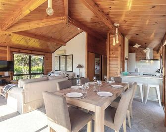 Classic Rotoiti Lakefront - Lake Okataina - Essbereich