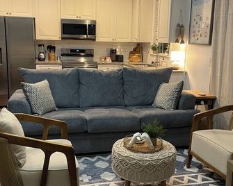 Sunshine On Pine : Coastal Casual Cottage : Mid-Island : Family-Friendly - Brunswick - Living room