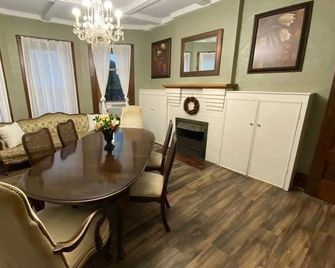 Victorian Oasis-complete house sleeps 11 - Wellsville