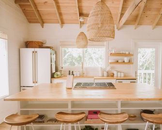 Cocomo Cottage - Boutique Retreat at Surfer's Beach - Gregory Town - Kjøkken
