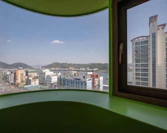 Changwon Masan M Tourist Hotel - Changwon - Balcony
