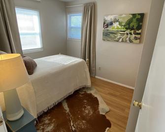 Cozy & Quaint 4 Bed Near Lambeau/Hospitals - Green Bay - Bedroom
