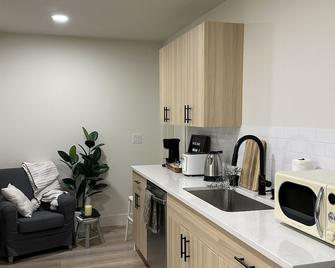 New Cozy modern Studio Apartment - Vancouver - Kitchen