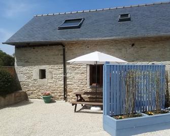Pretty stone cottage in tranquil countryside in the Monts d'Arree - Berrien - Patio
