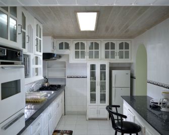 Chateau Blanc Apartments on Sea - Worthing - Kitchen