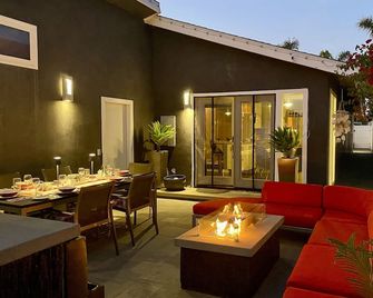 Modern Beach Bungalow, walk to beach, family and dog friendly - Oxnard - Restaurant