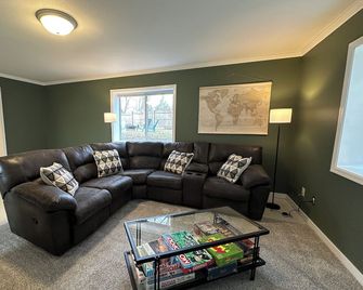 Entire Vacation Home Near Main St Clear Lake - Clear Lake - Living room