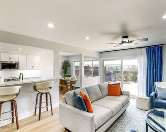 Balconies and Views Modern Abode in Poway! - Poway - Huiskamer
