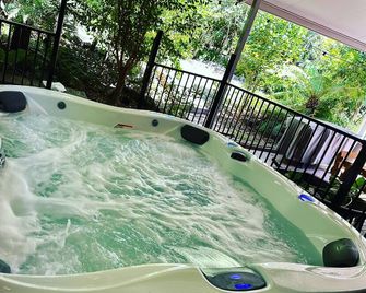 Two Mountains Lodge - Modern Alpine Retreat with Spa - 3mins to Mt Buller - Mount Buller