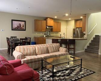 Cozy Gilroy Retreat Near Wineries & Attractions! - Gilroy - Living room