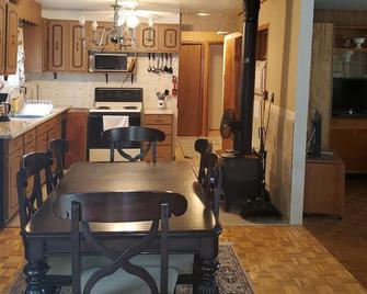 Manitoulin Waterfront Cottage for weekly and 2 week Rentals. - Little Current - Ruang makan