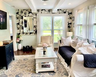 Cozy sanctuary minutes from the bay and beaches - Tampa - Living room