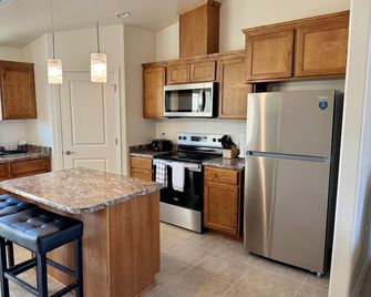 Charming 2-bedroom townhome with WiFi, AC in East San Luis, AZ. - San Luis - Cocina