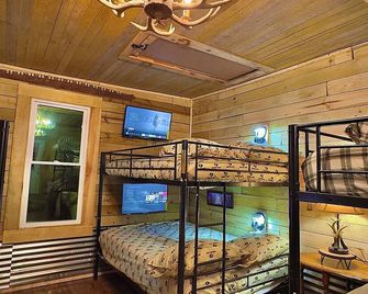 King Suite & Bunkhouse - Deer Camp - Wifi - Grill - Como - Bedroom