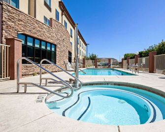 Holiday Inn Express & Suites Clovis-Fresno Area By IHG - Clovis - Pool