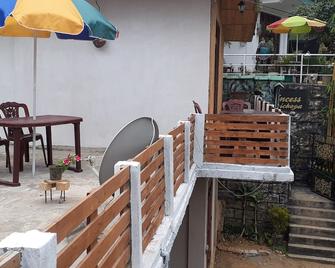 Dushy's Host Family for Adamspeak Journey - Hatton - Patio