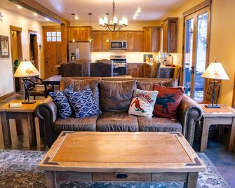 Beautiful Modern Rustic Lodge on the Blue River - Breckenridge - Living room