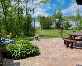 Hidden Charm Suites - Peaceful Suite Lake Retreat - Lapeer - Innenhof