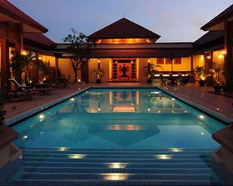 Myat Taw Win Hotel - Nay Pyi Taw - Pool