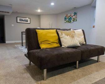 Cozy 2br/1ba Garden Apartment Near Lincoln Square - Chicago - Living room