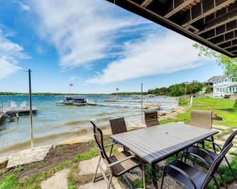 Steps to Powers Lake Wisconsin Family Home - Burlington - Innenhof