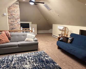 Family-Friendly Home Near Slc Airport - Sleeps 7 - Easy Parking - Bountiful - Sala de estar