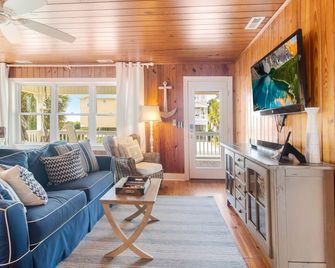 Absolutely Charming Cottage! Backyard oasis with pool/tiki bar! Prime Location! - Ocean Isle Beach - Living room