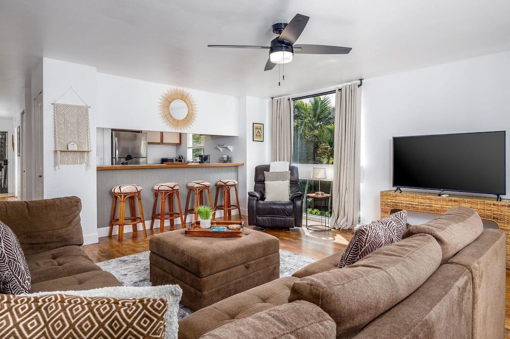 Kailua Bay Resort 4-206 Corner Oceanview Downtown Unit - Kailua-Kona - Living room