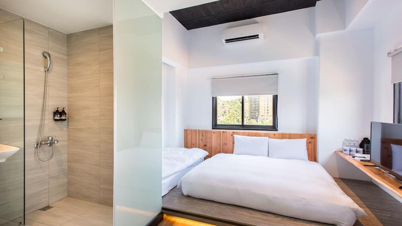 ترافلار إن تيخوا هوتل