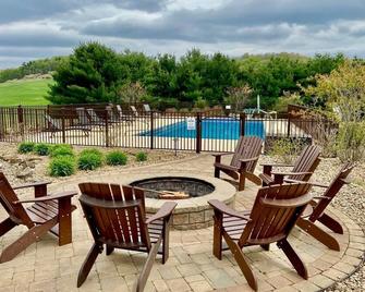 Liberty Hill Lodge, hot tub & pool - New Philadelphia - Pool