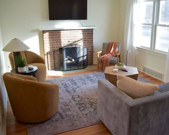 Charming Home Away From Home! - Cedar Falls - Huiskamer