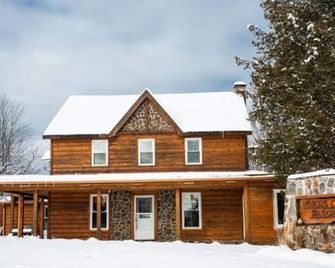 Myers Cave Resort - Cloyne - Building