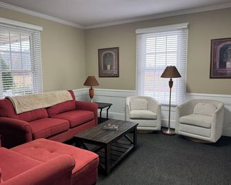 Sawyer's Legacy BNB, Historic 1875 farmhouse on a quiet Hyde County farm. - Belhaven - Living room