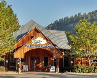 Newly Renovated Family Lakehouse - Christina Lake - Gebouw