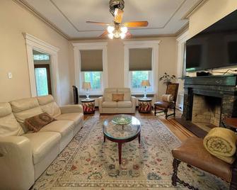 Charming 3-bedroom farmhouse in Newportville with fast WiFi and AC - Levittown - Living room