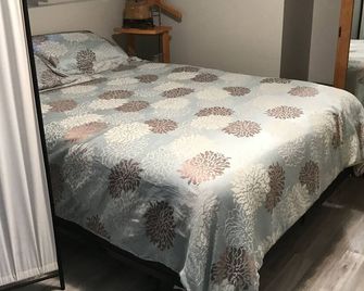 Lake front bachelor Close to all amenities casino Rama Ski hills - Orillia - Bedroom