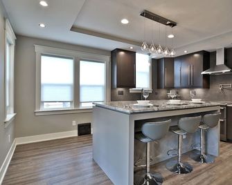 Little Italy Gem | 4br, Wifi, Smart Tvs, Grill, Near Zoo & Downtown - Omaha - Kitchen
