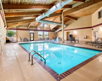 Quality Inn & Suites Lawrence - University Area - Lawrence - Pool