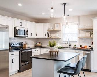 The Madison, 5 Minutes to Downtown, Firepit and Deck! - Madison Heights - Cocina