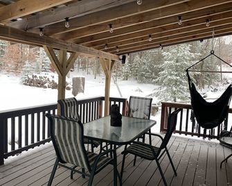 Little Red Cabin by the Brook- 5m to Waterfall - Warrensburg - Balcony