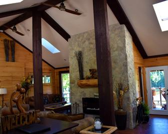 Footprints Resort - Bancroft - Living room