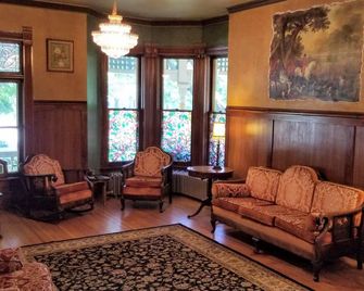 Historic Victorian Inn - סו פולס - טרקלין