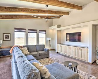 Pastoral Elgin Escape with Covered Patio and Grill! - Elgin - Living room