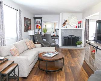 Cozy Escape- 2 Bd 15 Min From Downtown Nashville! - Madison - Living room
