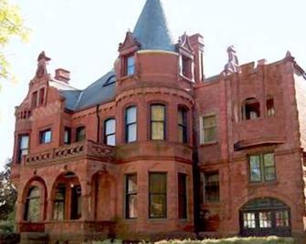 Schuster Mansion Bed & Breakfast - Milwaukee - Building