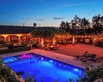 Luxury 5br Spanish Hacienda: 3 King Suites, Pool, Hot Tub & Steam Room - Hollister - Piscina