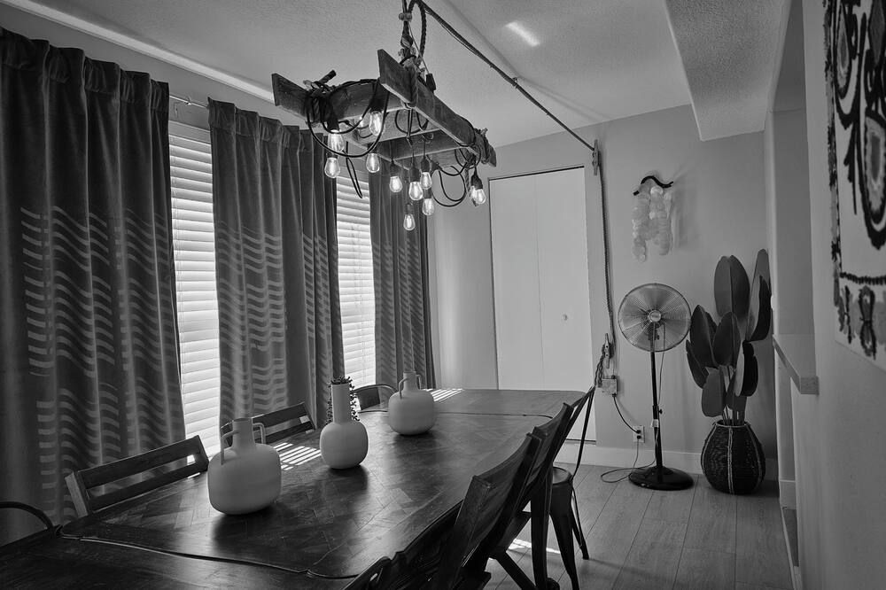 Flamingo Place - One block to Lauderdale Marine Center - 3 bedroom - 2 bath - King bed - פורט לודרדייל - חדר אוכל